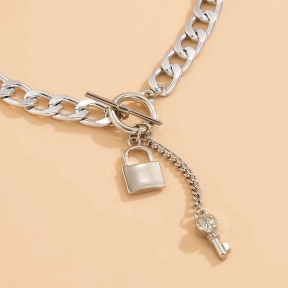 Chunky Curb Chain Lock and Key Toggle Necklace - Picture 4 of 7